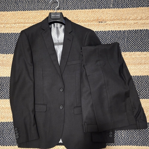 Suits - Picture 3 of 4